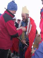 Krönung durch den Bergführer und Freund Michael Grassl